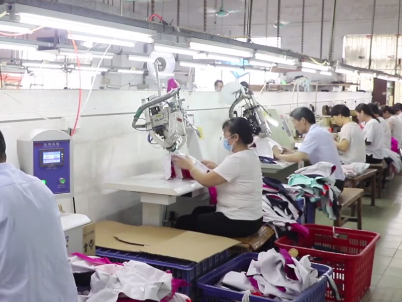 專業(yè)沖鋒衣生產(chǎn)廠家必備設(shè)備你知道哪些?